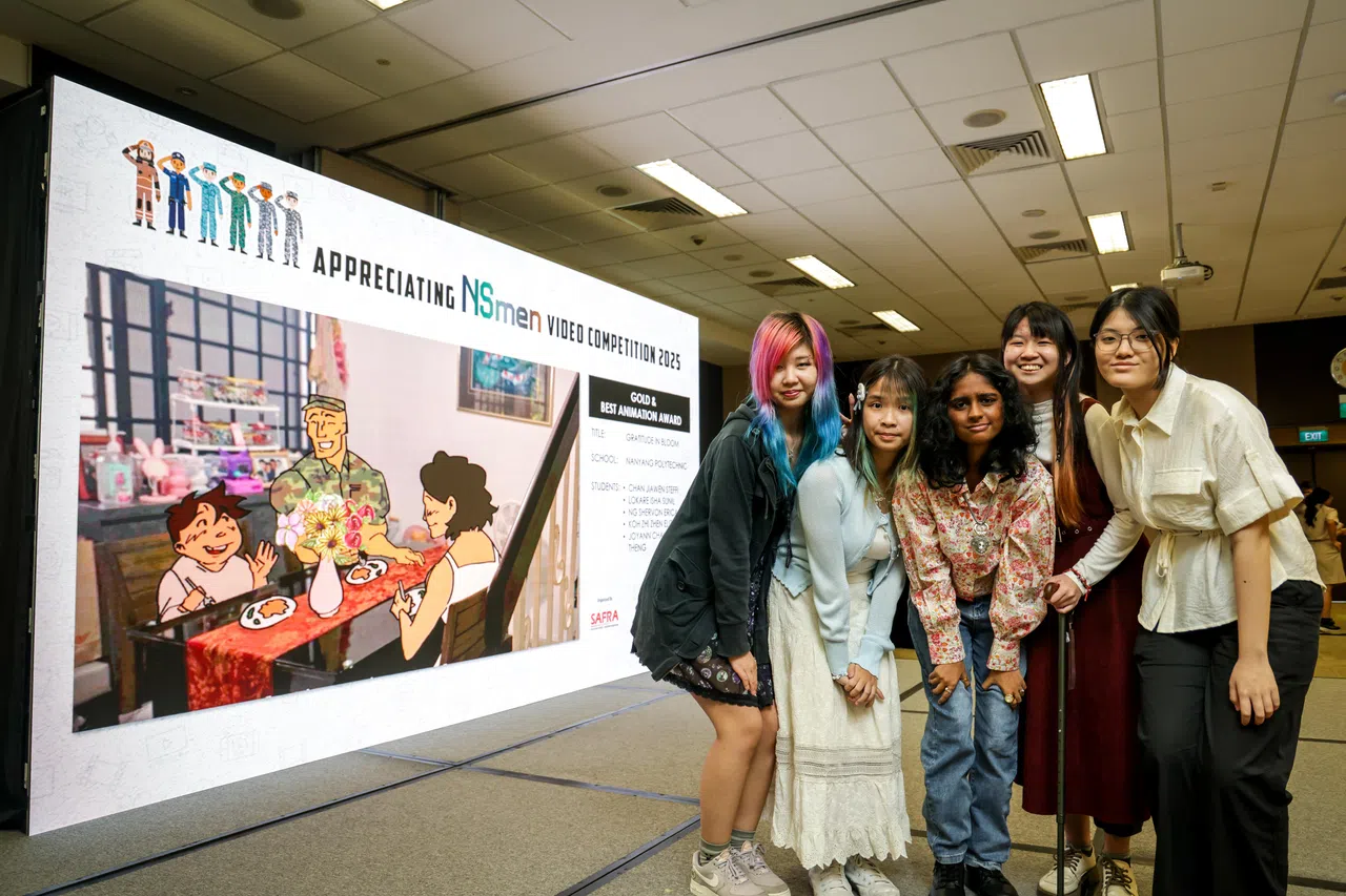 来自南洋理工学院的五人团队在今年的向国民服役人员表达谢意的视频比赛中夺得金奖，并在活动上从国防部兼永续发展与环境部高级政务部长扎吉哈手中接过奖状。团队成员是（左起）：黄思璇（19岁）、陈佳文（18岁）、艾莎（Isha Lokare，17岁）、陈婉婷（17岁）和许芝甄（18岁）。（叶振忠摄）
