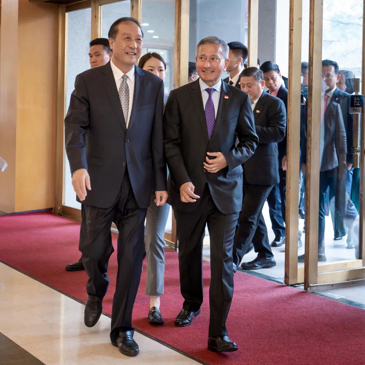 维文9月9日在北京与中共中央委员会社会工作部部长吴汉圣（左）举行会谈。（外交部提供）