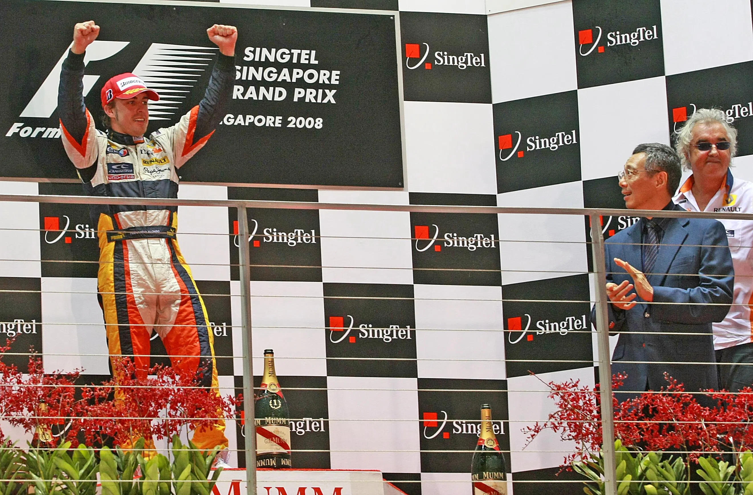 世界一级方程式（F1）赛车首届新电信新加坡大奖赛正赛，2008年9月28日在滨海湾举行。雷诺车队西班牙籍赛车手阿隆索（Alonso）在正赛中以1小时57分16.304秒率先完成全部61圈，成为F1 史上首个夜间公路赛的冠军。阿隆索在领奖台上兴奋地庆祝胜利。除了李总理（穿西装者）以外，纳丹总统、内阁资政李光耀、多名部长和议员也到现场亲身体验赛车的刺激感。（档案照片）