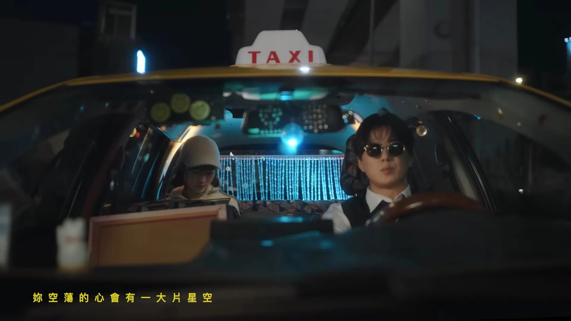 萧煌奇在《没事的》MV中担任德士司机角色，圆了开车的心愿。（MV截图）