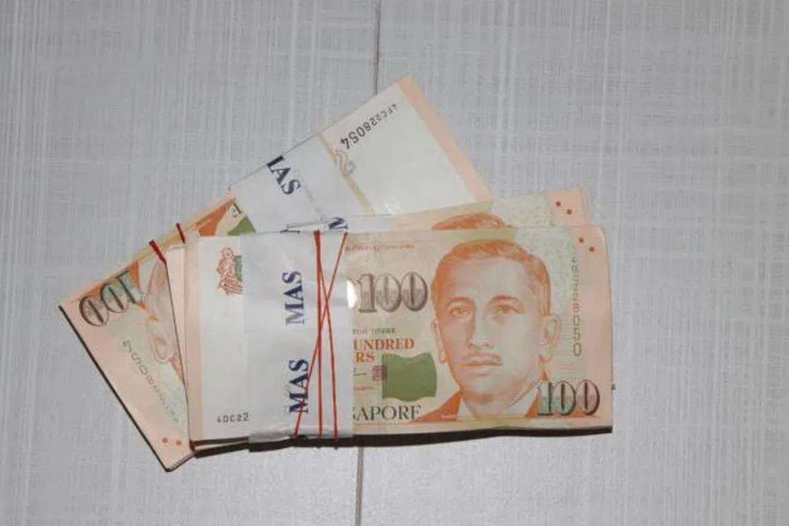 警方在行动中共起获超过8万8000元现金。（新加坡警察部队提供）