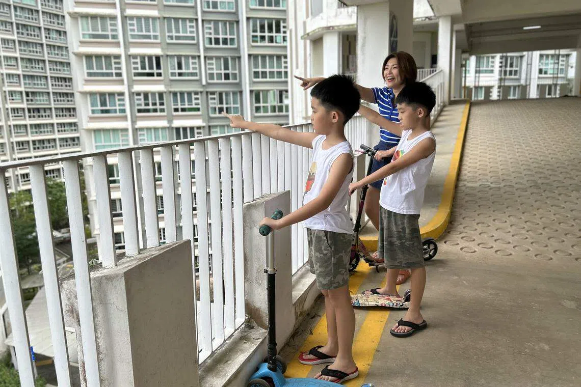 双胞胎儿子现在比较不躁动，也能听从指示，这一路，郭美冰陪伴与教导了近十年。（萧乐萱摄）