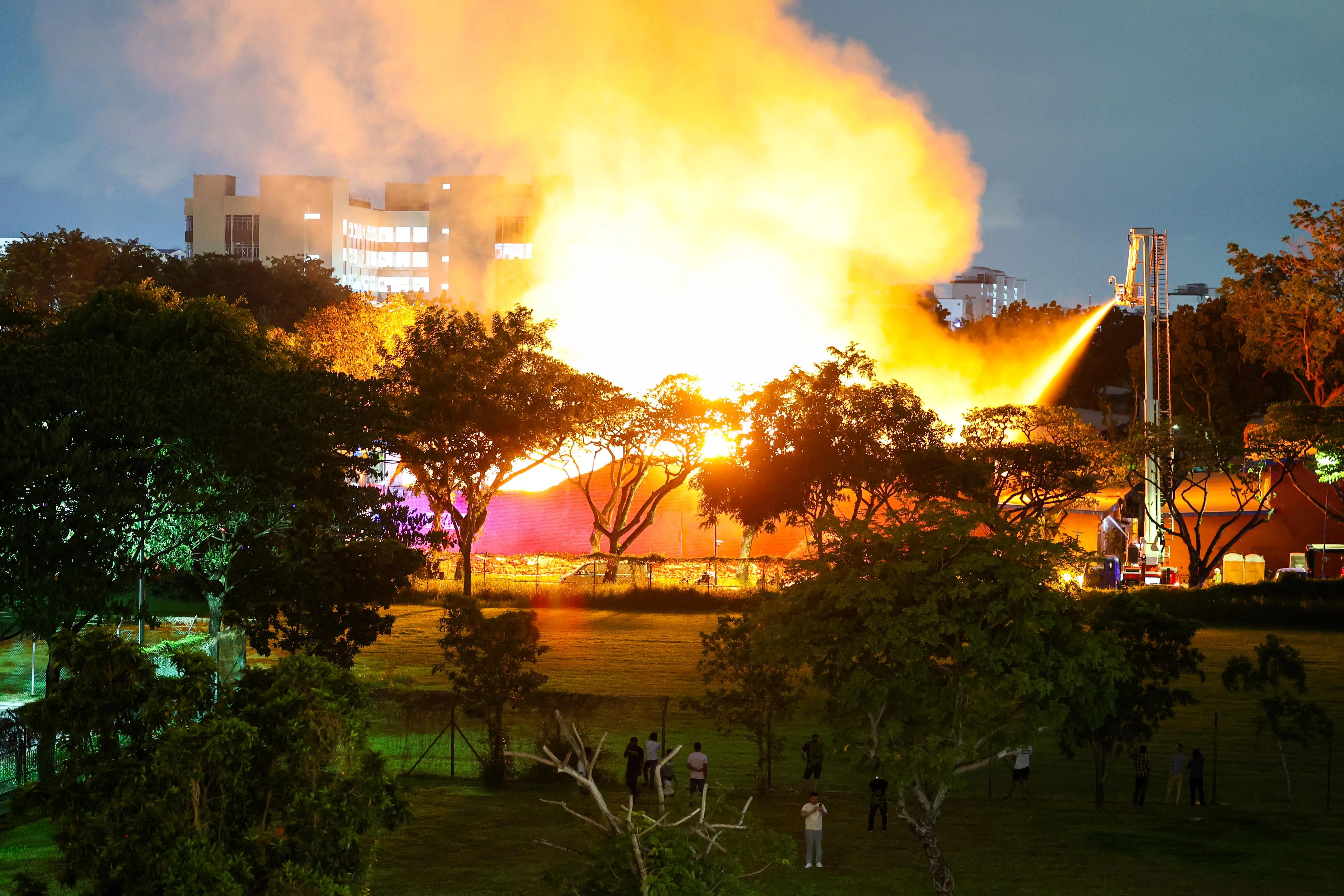 工厂火患发生时，屋顶坍塌，在冲天火光下从远处看，场面恍如白天。 （档案照片）