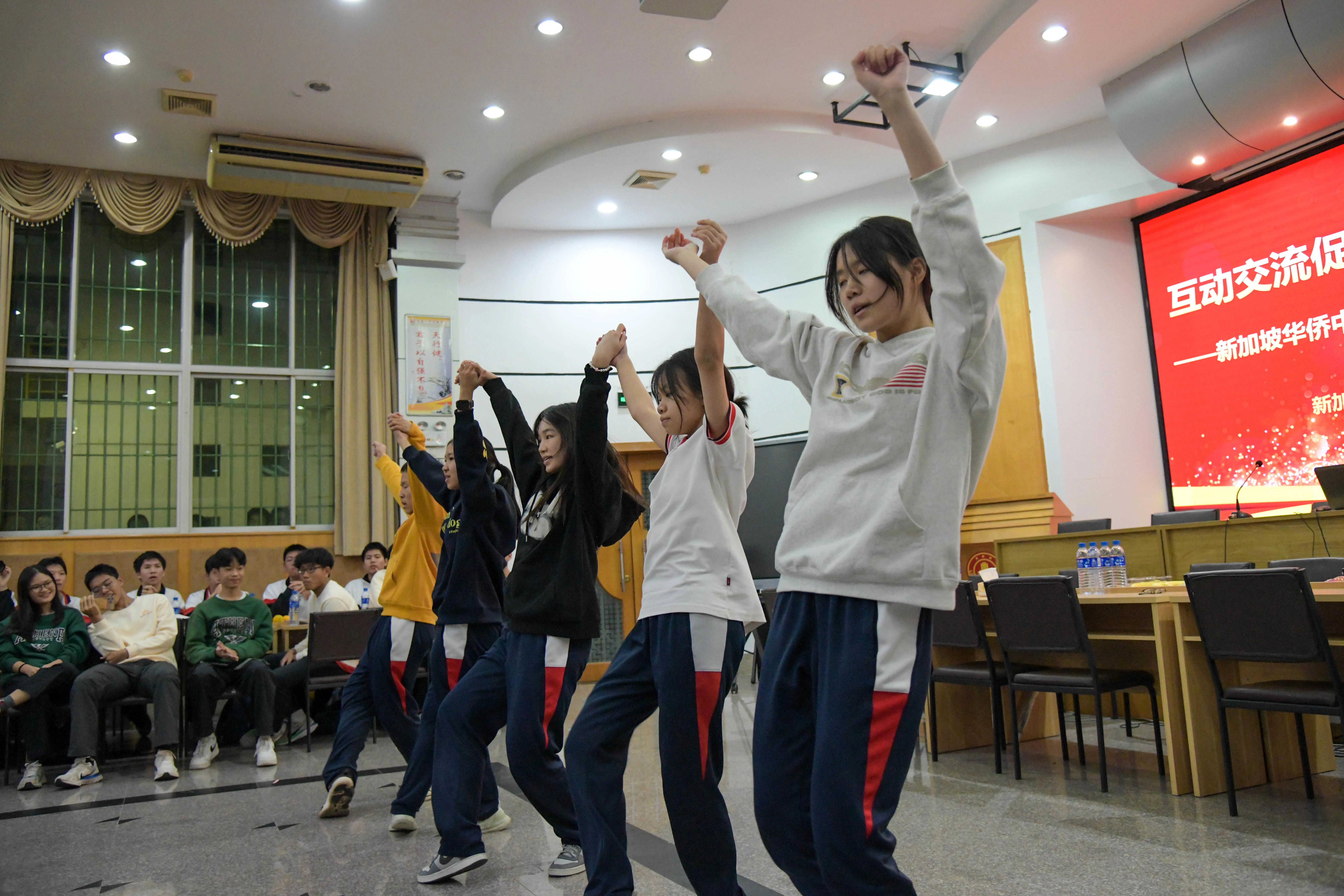 龙岩一中街舞社舞蹈员倾情演绎韩国女团Le Sserafim的热曲“Unforgiven”。（华侨中学提供）