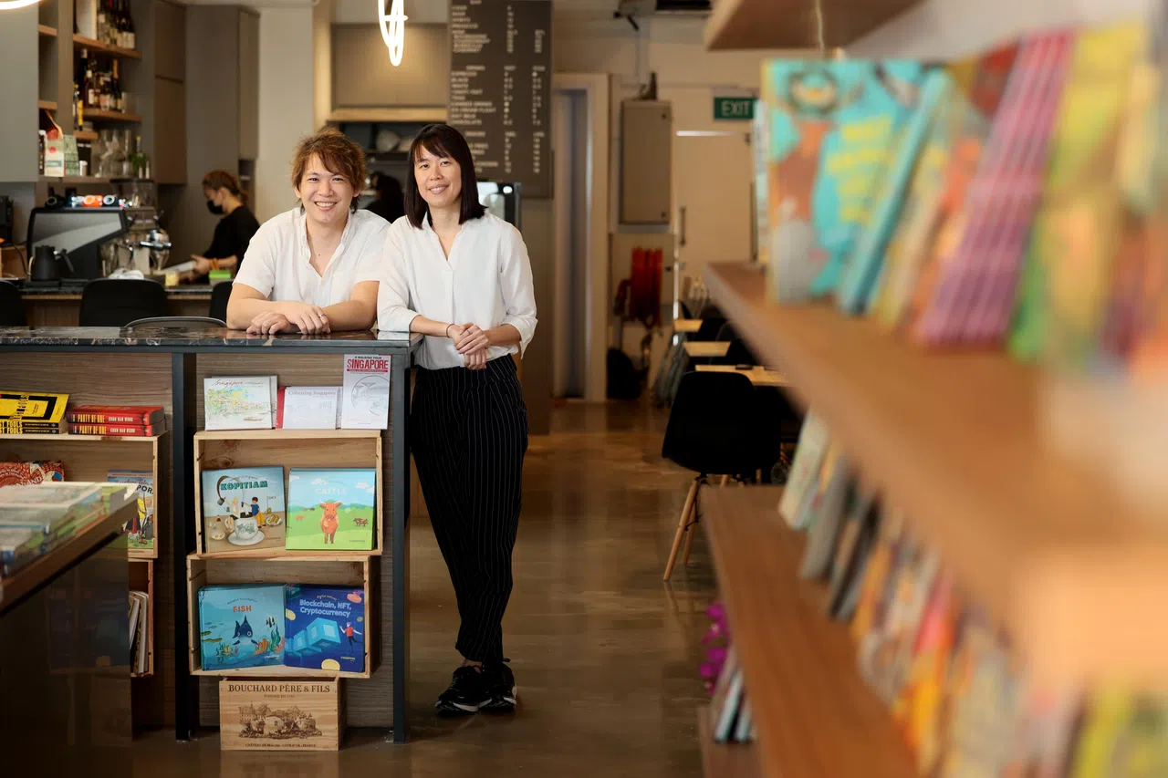 蔡恩汉（左）与黄芊慧认为书店是可持续的生意。（龙国雄摄）