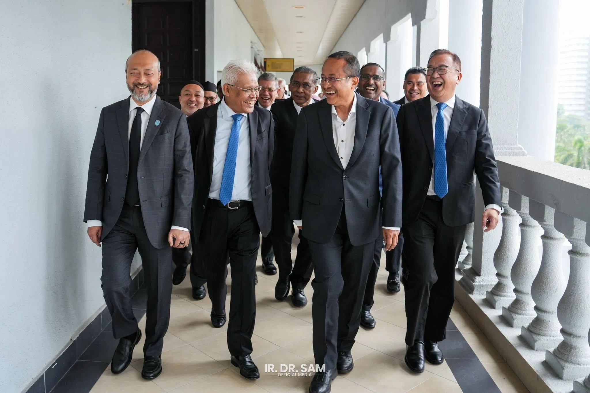 PN chairman Ahmad Samsuri bin Mokhtar (second from right), Malaysian People's Movement Party president Dominic Lau (right), Wawasan president Hamzah bin Zainudin (third from right) and Homeland Fighters' Party president Mukhriz Mahathir (fourth from right) at the Kuala Lumpur High Court on 15 October for the hearing of PN's application for leave to seek a judicial review challenging the Registrar of Societies Malaysia's suspension of its activities.（From Ahmad Samsuri bin Mokhtar's Facebook page）