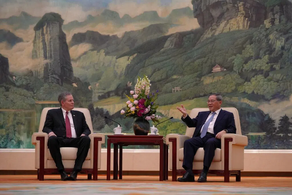中国总理李强与访华的美国国会参议员代表团会面时说，希望美国与中国相向而行，有更多对话而不是对抗，并重申台湾问题是中美关系第一条不可逾越的红线，呼吁谨慎看待和处理涉华问题。