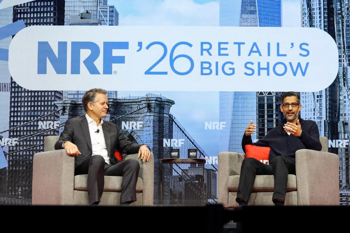 沃尔玛总裁兼首席执行官弗纳（左）与谷歌及Alphabet首席执行官皮查伊在一份联合声明中说，从传统的网页或应用程序搜索转向人工智能驱动的商务购物，代表着零售业的下一个重大飞跃。（路透社）