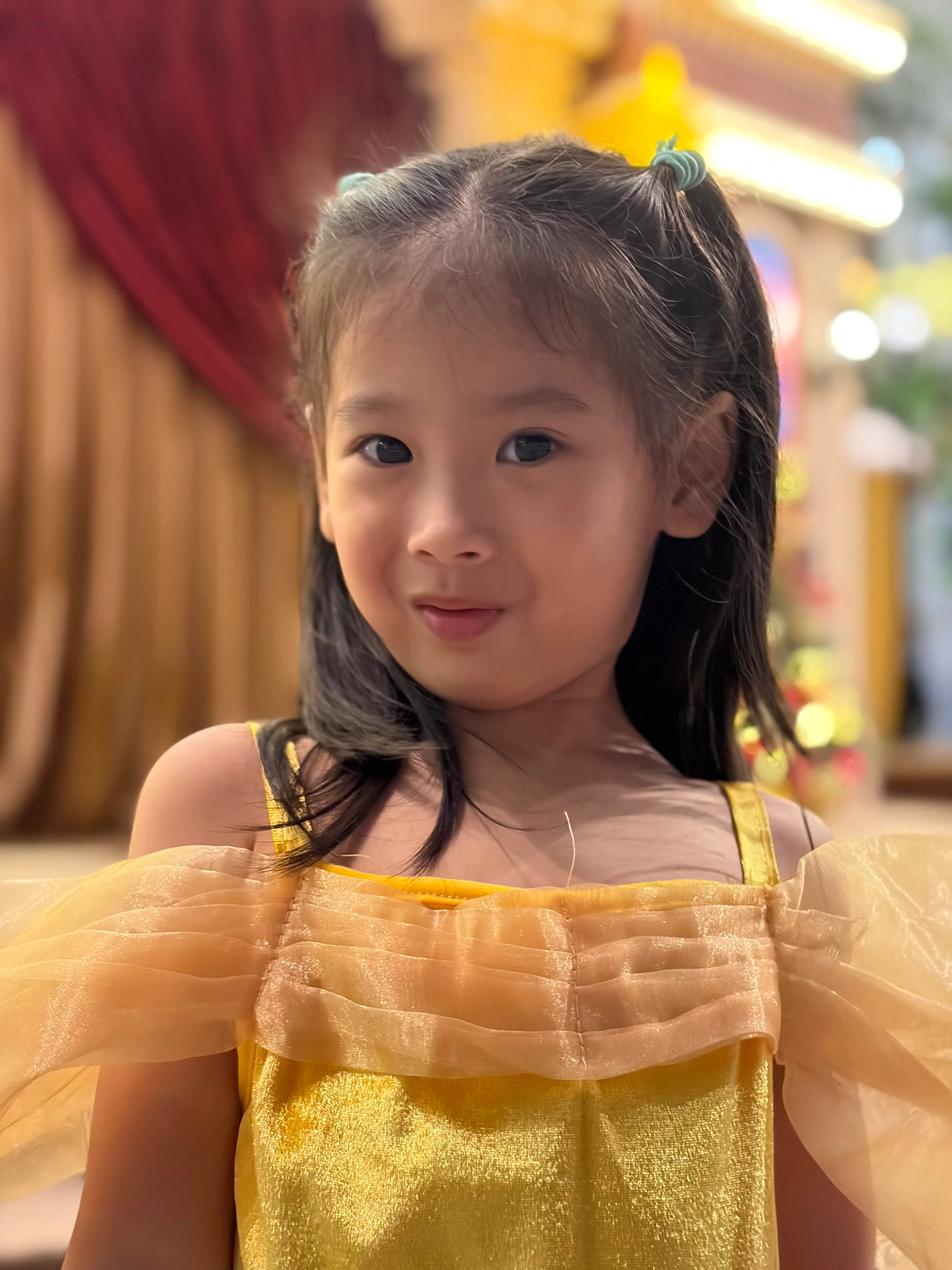 人像摄影表现出色，肤色还原自然，背景虚化柔和。（黄少伟摄）