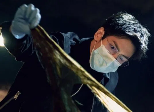 罗云熙在《剥茧》饰演年轻有为的法医齐思哲，他在女友离奇车祸身亡后追查真相，意外卷入多起奇诡悬案。（取自剧集微博）