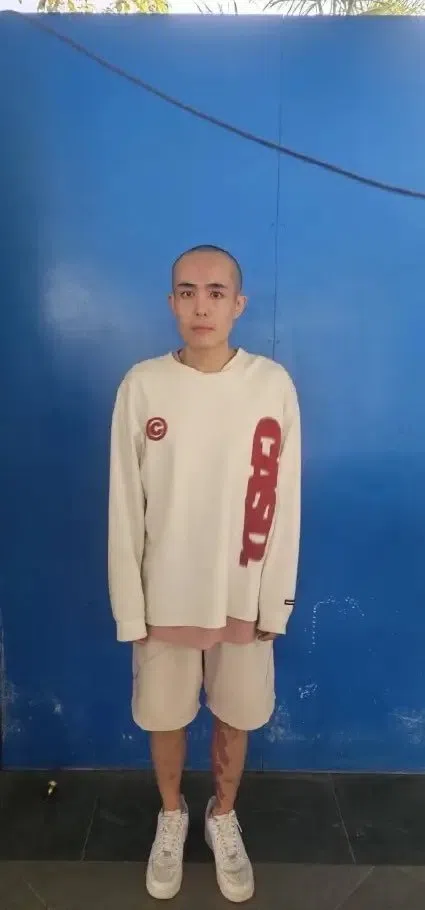 泰国湄索警察局通过社交媒体公布了一张疑似星星剃头的近照。（取自微博）