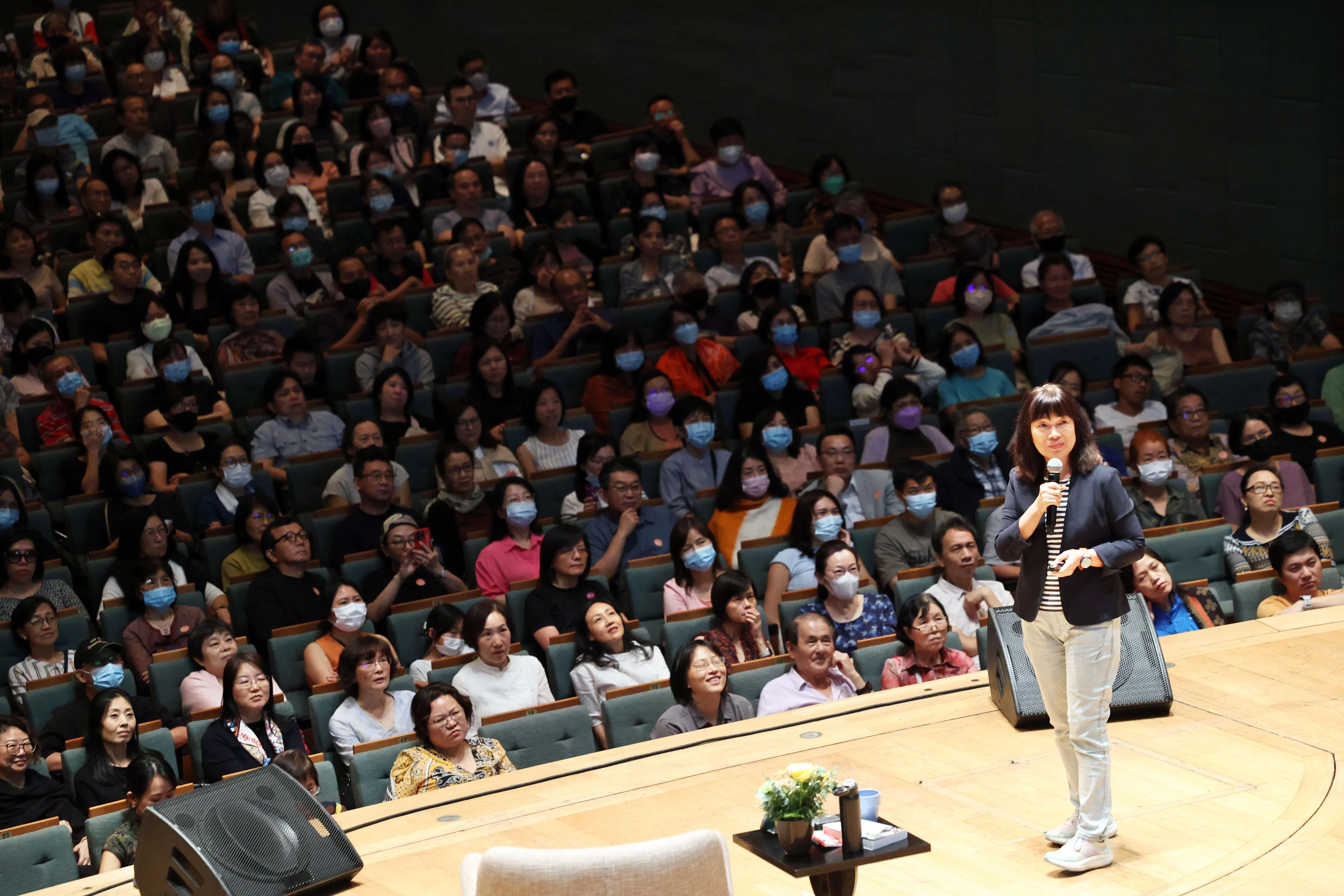 台湾作家龙应台在2023年6月3日举办城市阅读节压轴讲座，吸引超过1400名公众出席，读者俱乐部的会员优先索票。（邝启聪摄）