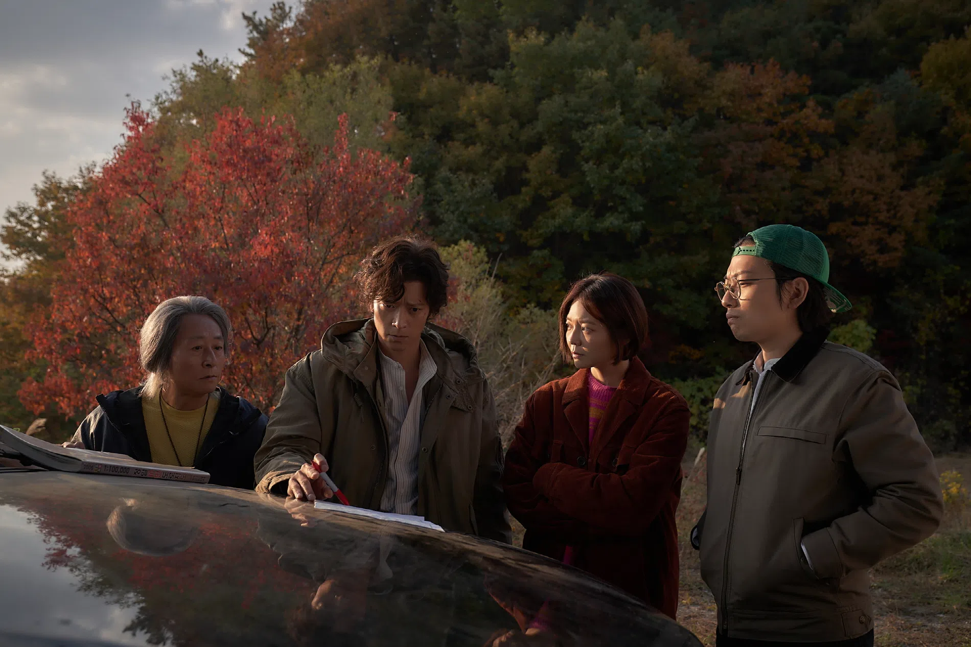 《附身》集合热闹商业片的元素，姜栋元（左二）饰演见钱眼开的驱魔大师。（嘉华院线提供）