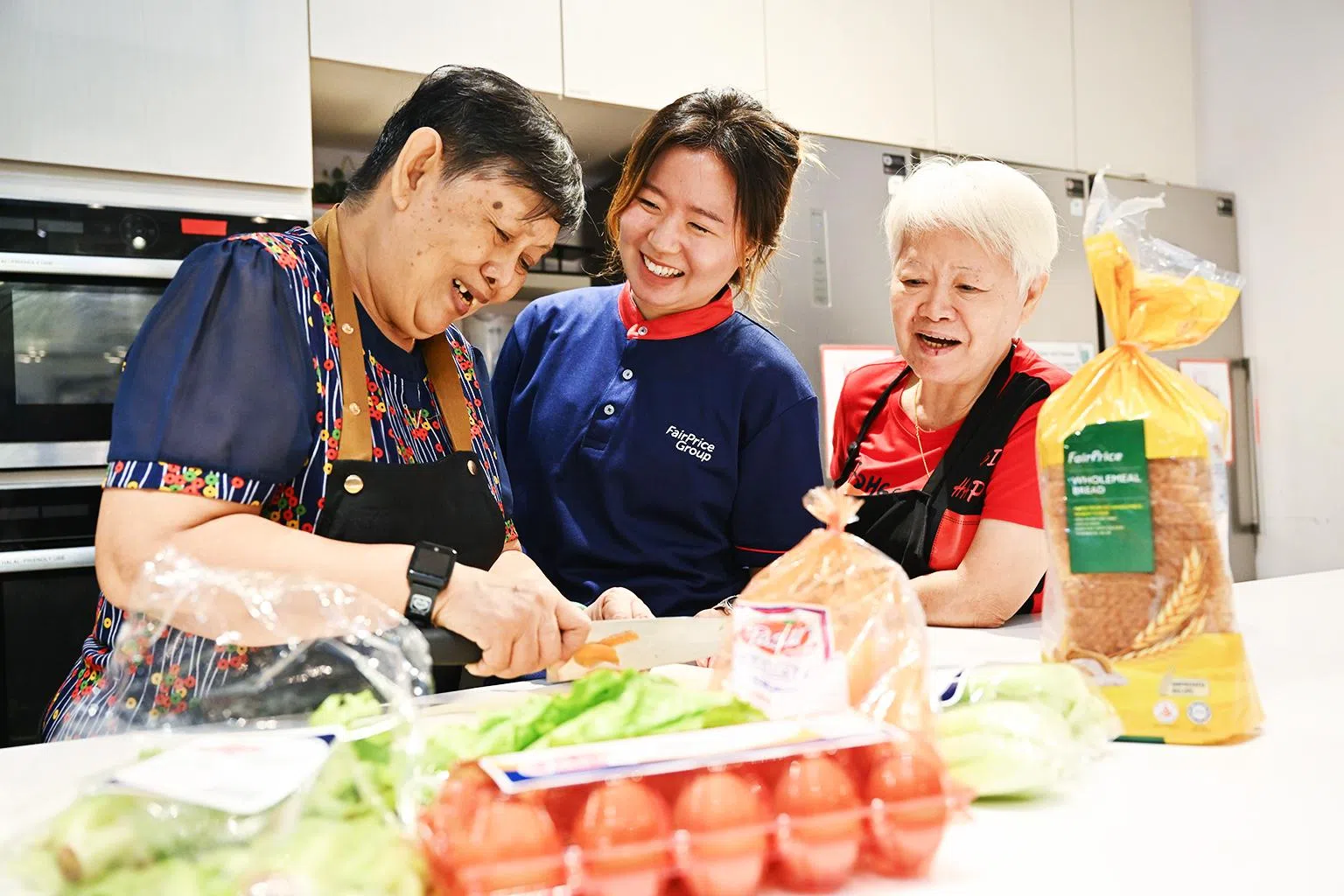 在“蛋白质行动”的鸡蛋食谱活动中，义工与长者一同示范与动手操作，将营养概念化为熟悉的家常料理。（平价集团提供）