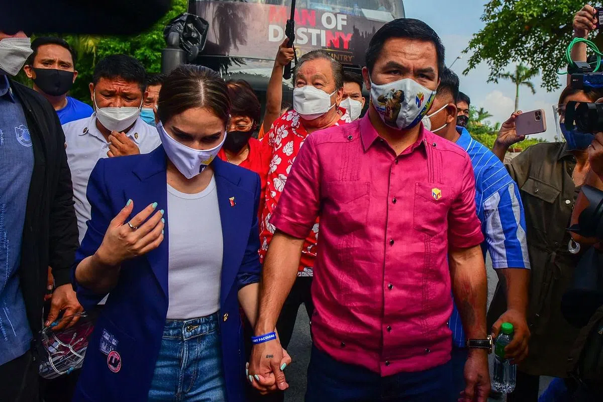 帕奎奥（右）在妻子（左）及数名参议员的陪同下，提交了他的候选人证书。（法新社）