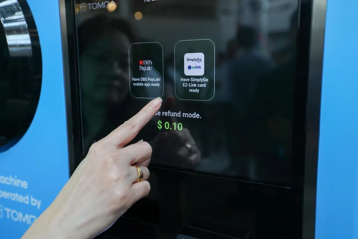 完成瓶罐回收后，公众可选择通过新易通卡（包括学生与年长者优惠卡）或电子钱包DBS PayLah!取回押金。（吴先邦摄）