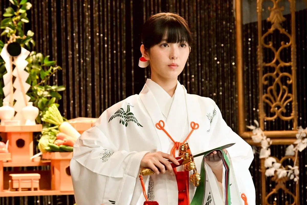 滨边美波扮演对“八分坂”极为厌恶的神社女巫。（作者提供）