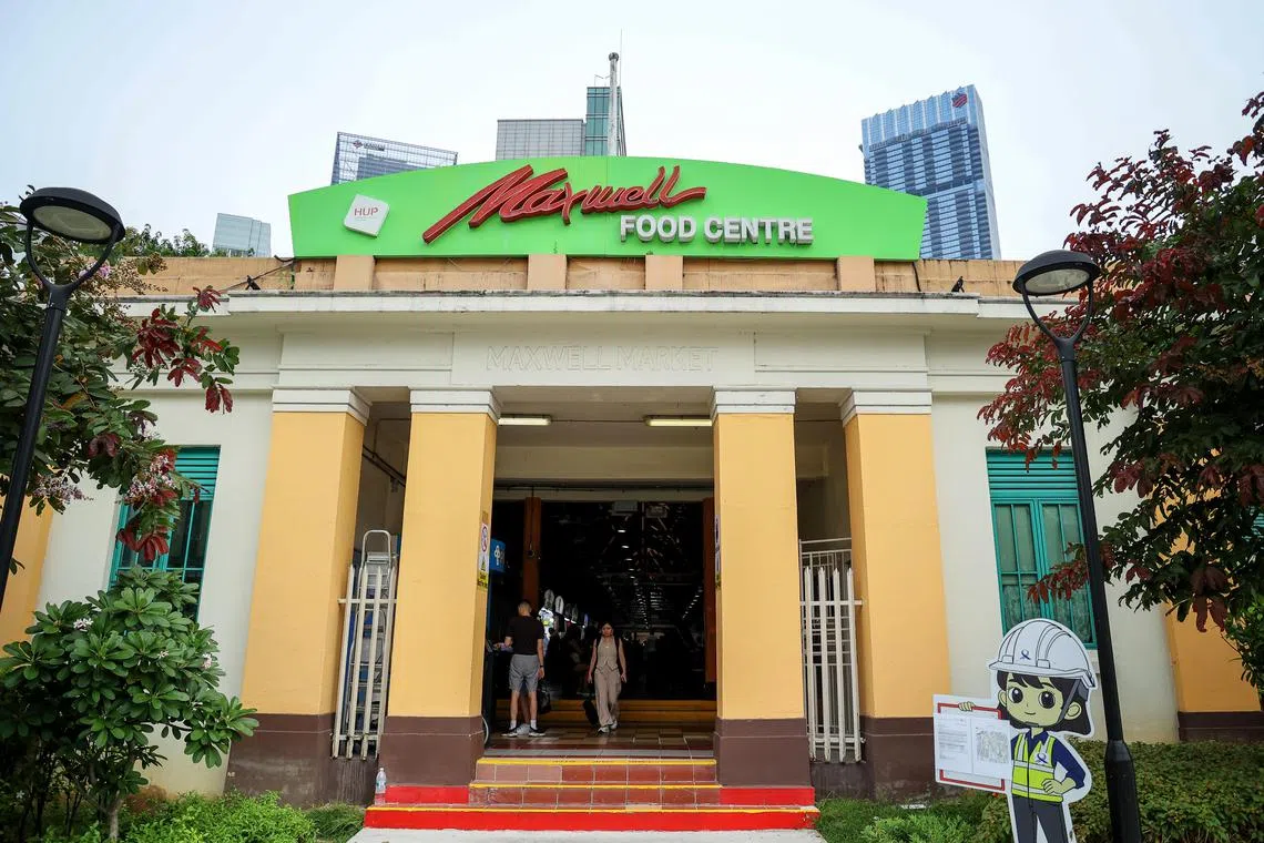 历史悠久的麦士威熟食中心，紧邻地铁站，交通便利。（龙国雄摄）