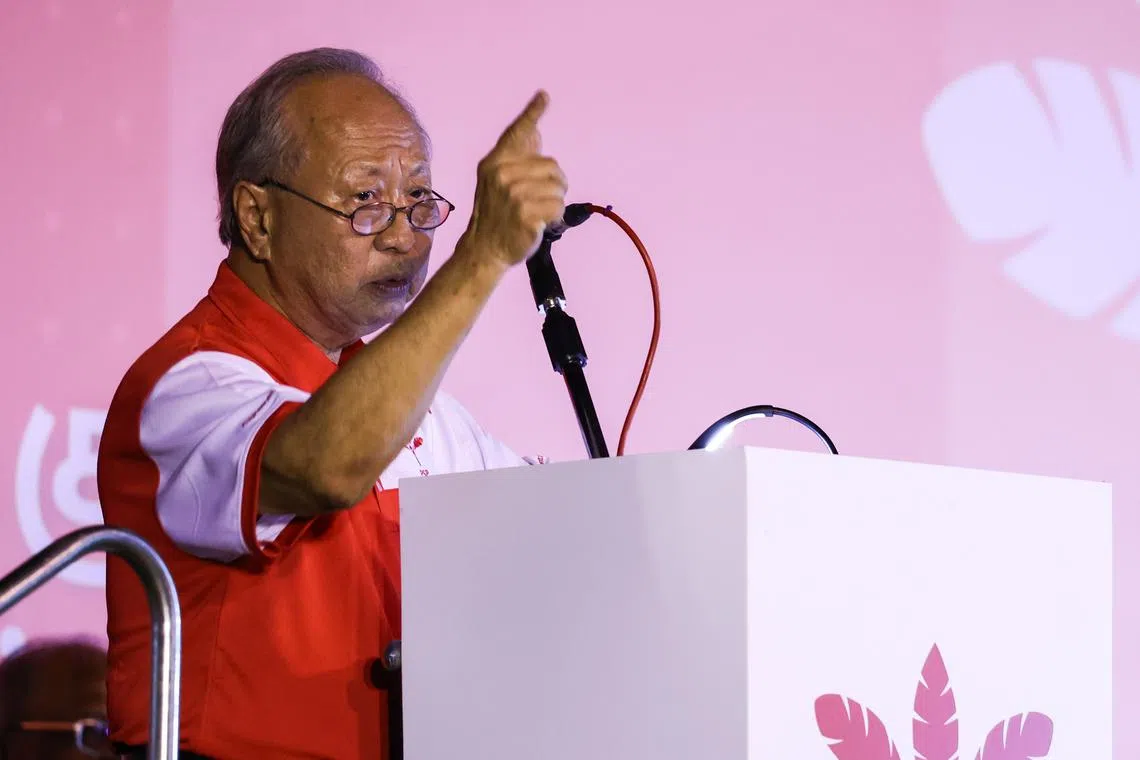 压轴发言的前进党主席陈清木对现场选民和支持者发表演说时，对执政党候选人背景不够多元表达忧虑。（白艳琳摄）