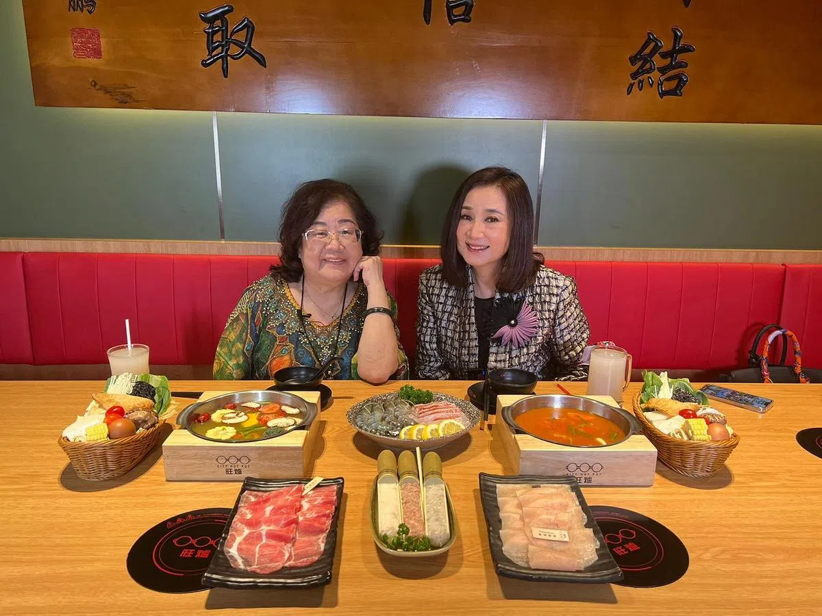 陈明利（右）也是“管大妈娱乐50”节目的嘉宾之一。（取自面簿）