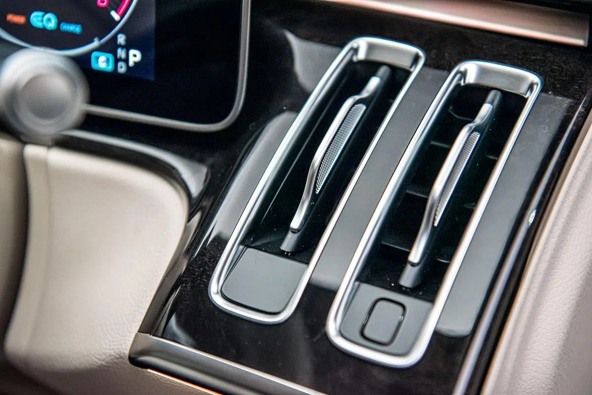 车室左右两侧分别有两个独立竖条空调风口。