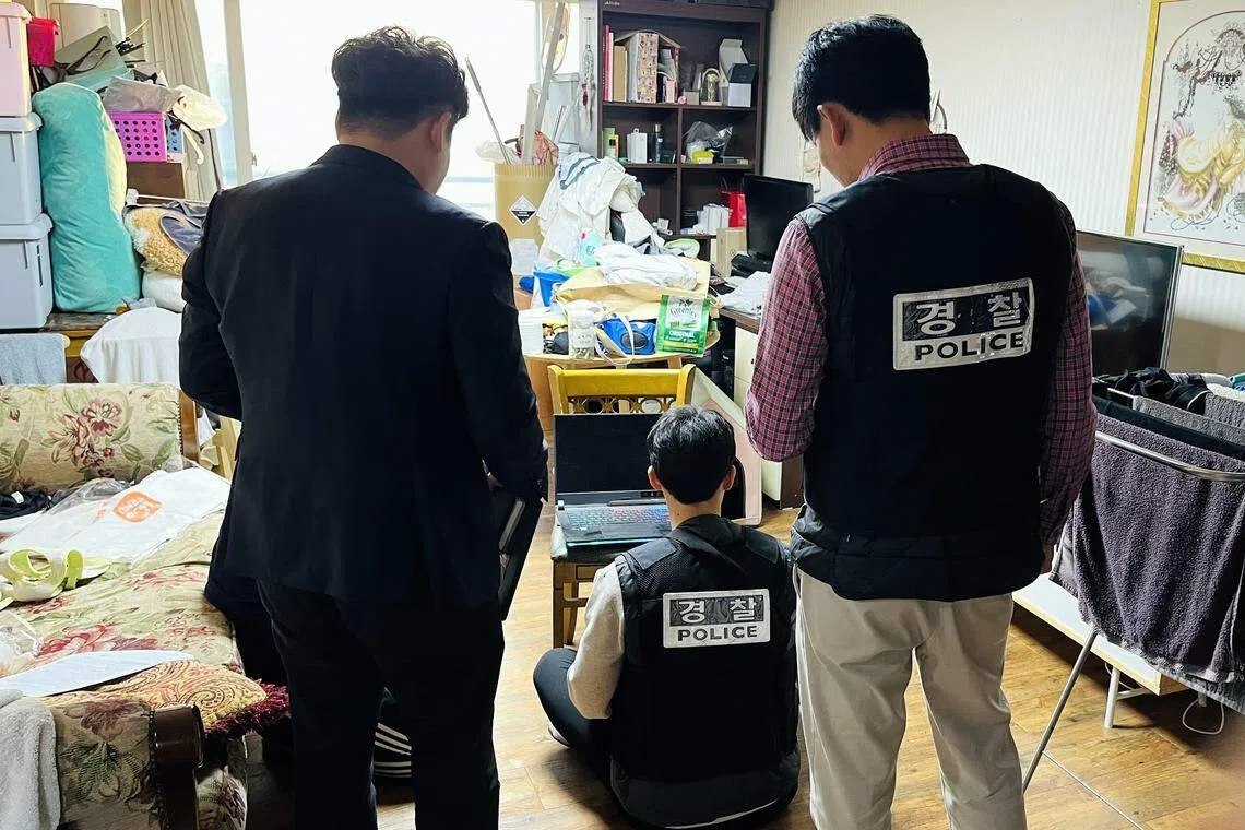 在此次行动中，韩国国家警察厅警员到不同地点突击，图为其中一个突击现场。（韩国国家警察厅提供）