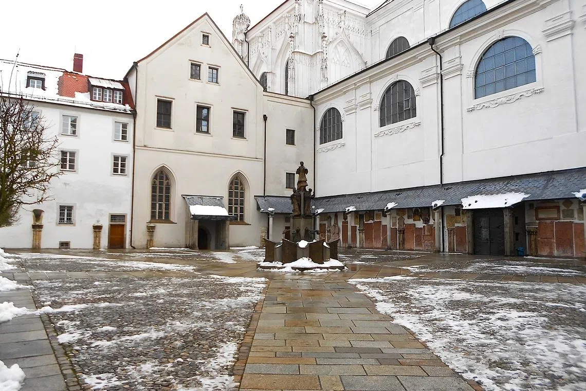 教堂内院。（作者摄）