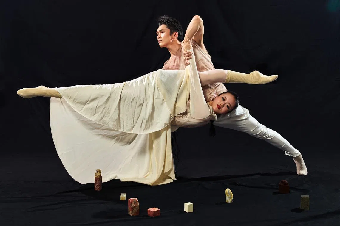 《刻舞。铭心》交织当代舞、民族舞和芭蕾舞等多元舞种，诉说新加坡和传统篆刻艺术的故事。（聚舞坊提供）