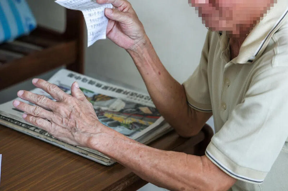 其中一名青年用脚踢陈哲扬的手部，导致他淤青，还有些许擦伤，目前已痊愈。（卓祾祎摄）