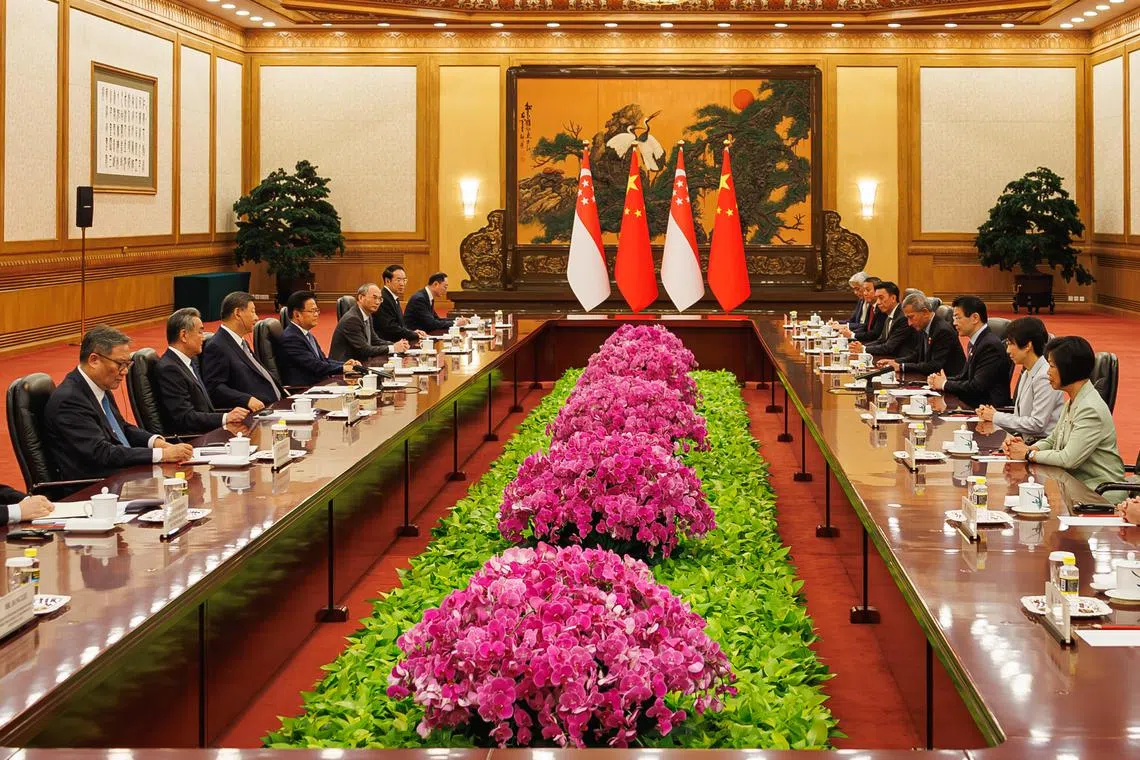 黄循财总理（右三）重申，两国关系建立在由双方历任领导人共同建立的、深厚相互尊重、信任和理解上。（数码发展及新闻部提供）