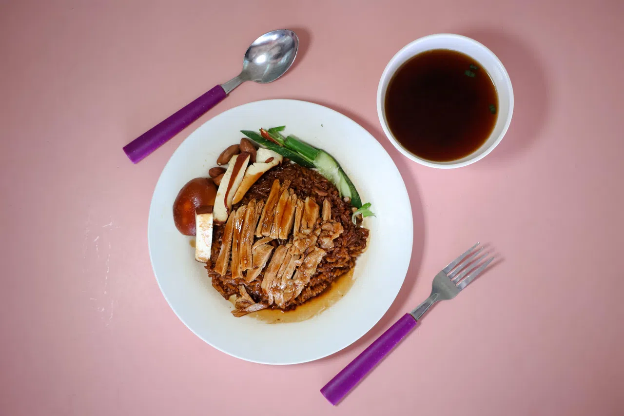 去骨卤鸭色泽油亮，卤香浓郁。（关俊威摄）