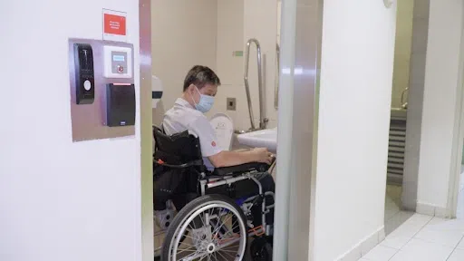 裕廊坊从2017年至今已为商场内的10间无障碍厕所安装了读卡器认证系统，避免厕所被身体健全者占用。（叶佩蓉摄）