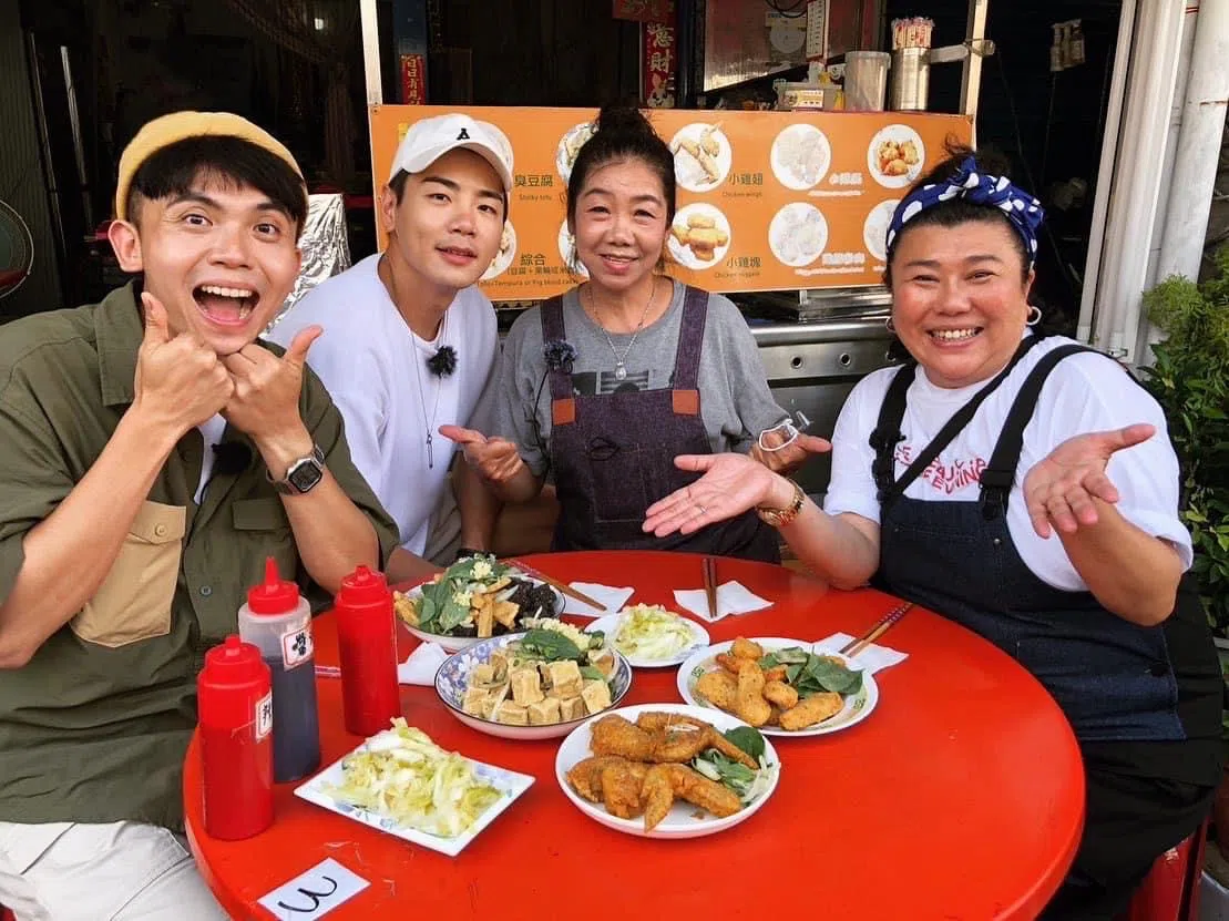 主持人林美秀（右一）和黄豪平（左一）见证禾浩辰（左二）母子的亲密感情。（互联网）