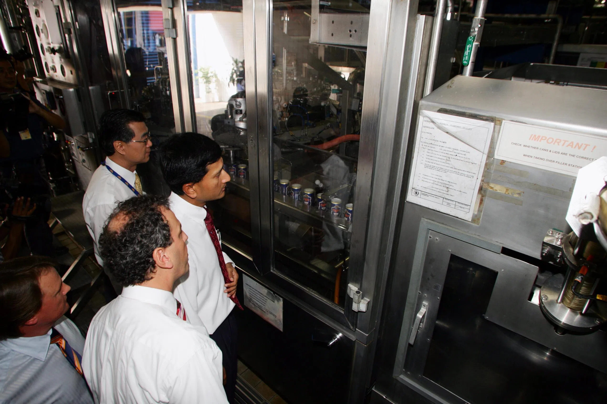 2005年，生产虎牌啤酒的亚太酿酒厂启用全新的装瓶生产线，并邀请时任社会发展、青年及体育部长兼贸工部第二部长维文医生（最右）主持启用仪式。（档案照片）