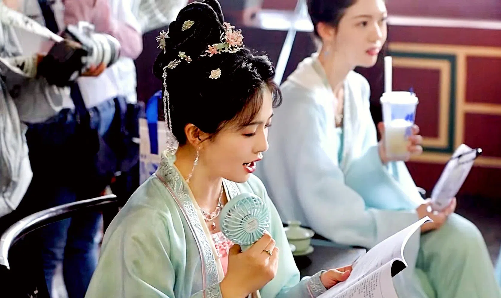 白鹿（左）说炎热下拍戏是挑战之一，演员们经常小风扇不离手。