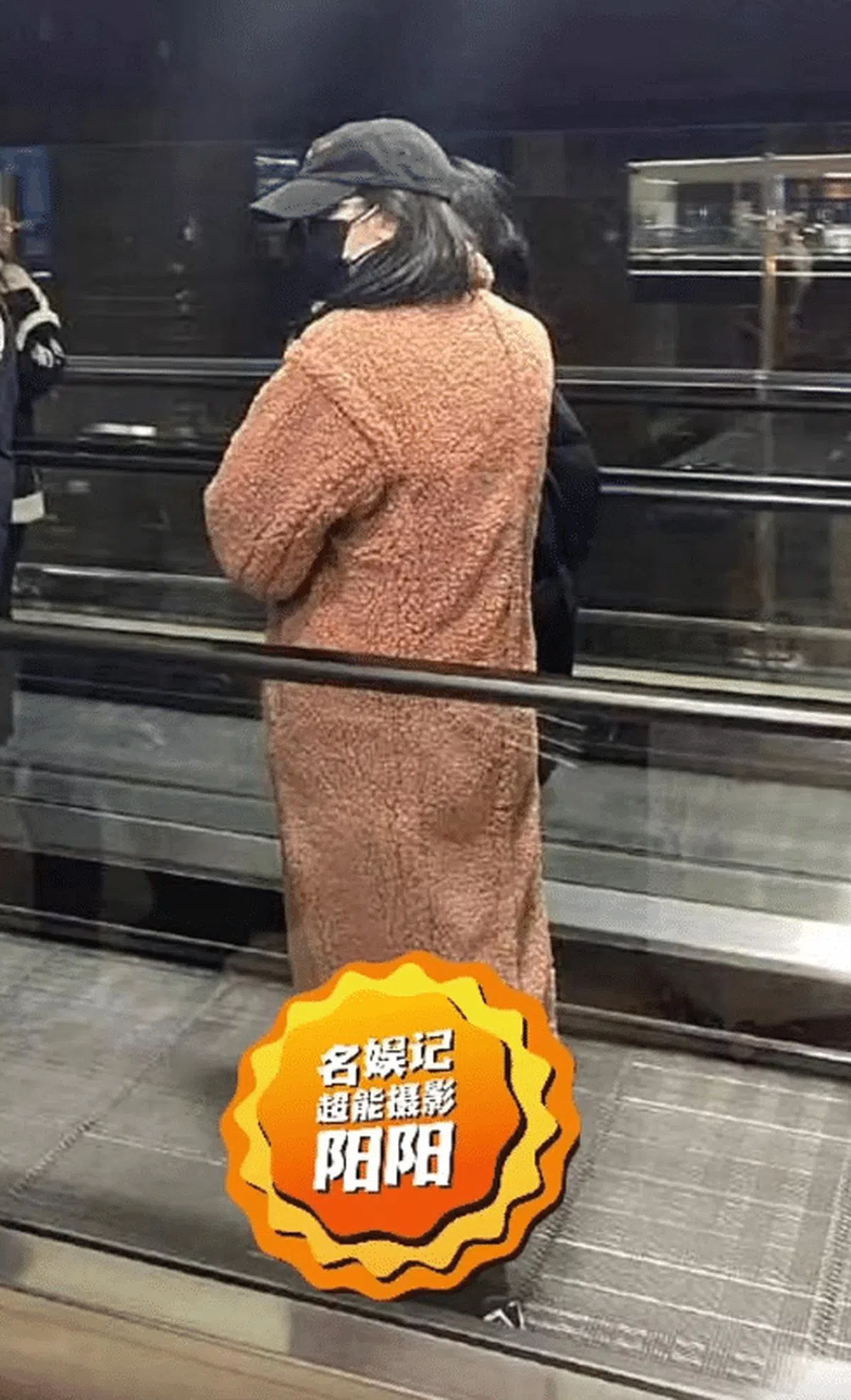 迪丽热巴被狗仔拍下这张“怀孕照”。（取自微博）