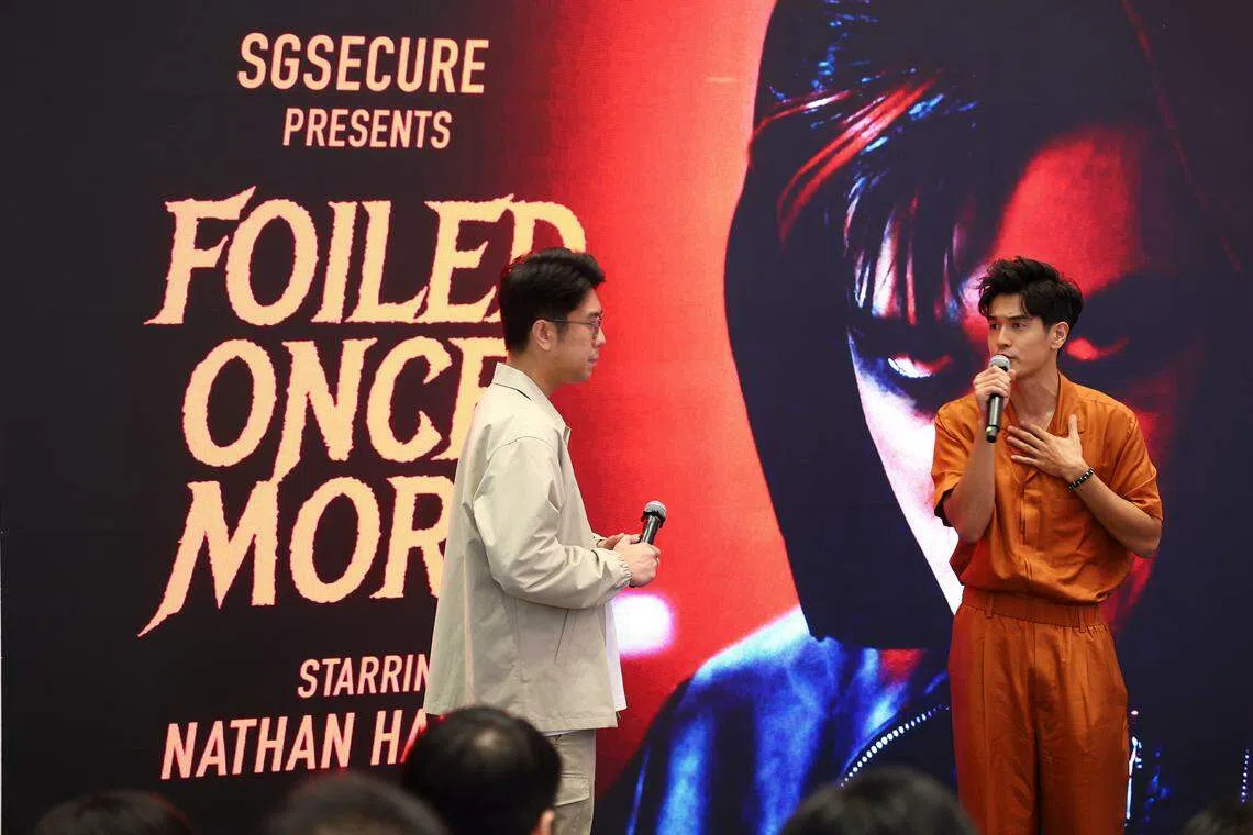 全国保家安民计划首次推出的音乐录像“Foiled Once More”，由本地歌手向洋（右）创作词曲和演唱，他也在音乐视频中扮演“恐怖分子”。（林明顺摄）