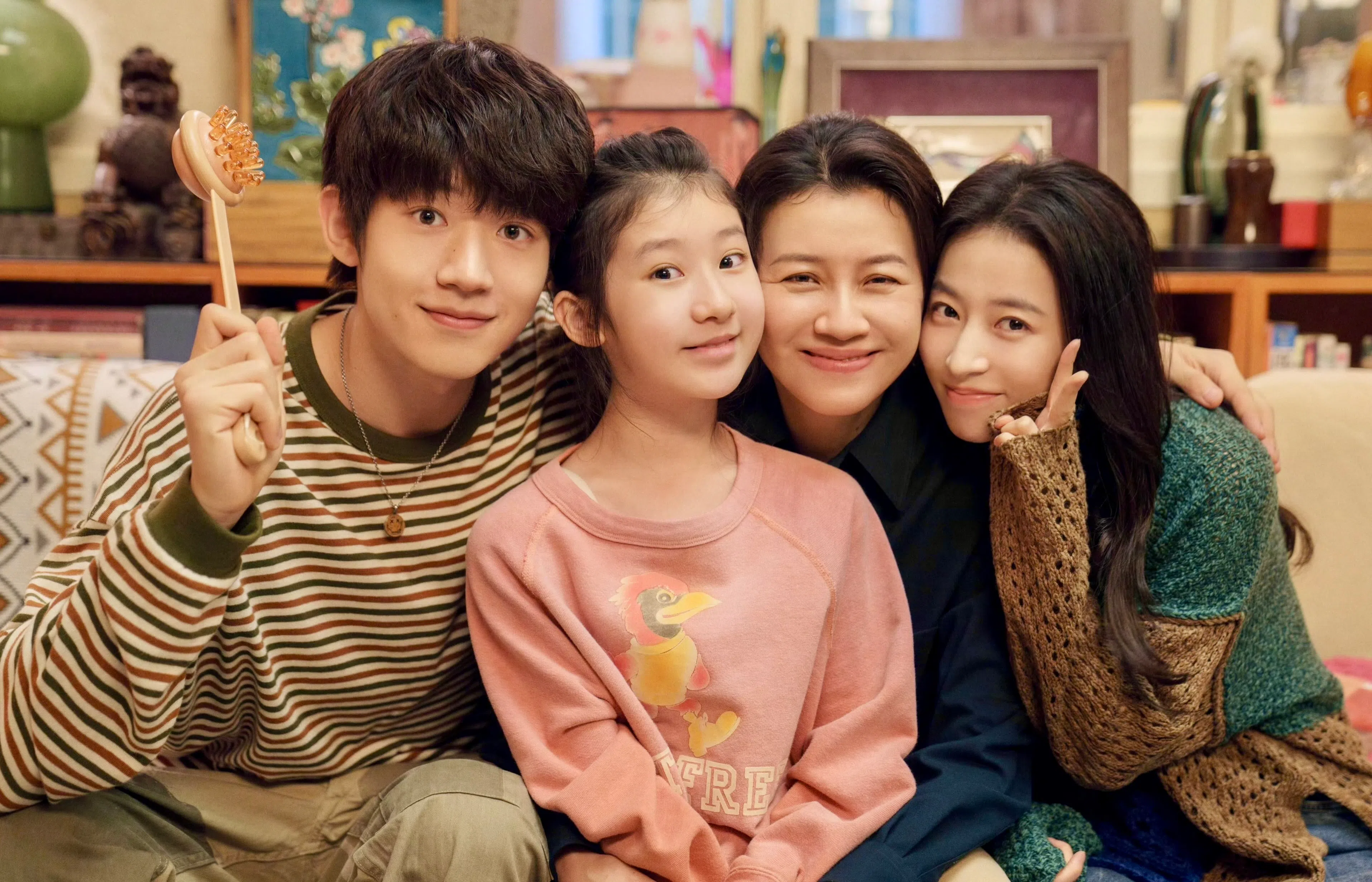 廖涛（刘琳饰，右二）在丈夫车祸去世后改嫁，除了跟前夫育有庄洁（周雨彤饰，右一）、庄研（吴俊霆饰，左一），二婚后诞下古灵精怪的幼女何袅袅（张熙唯饰，左二）。（互联网）
