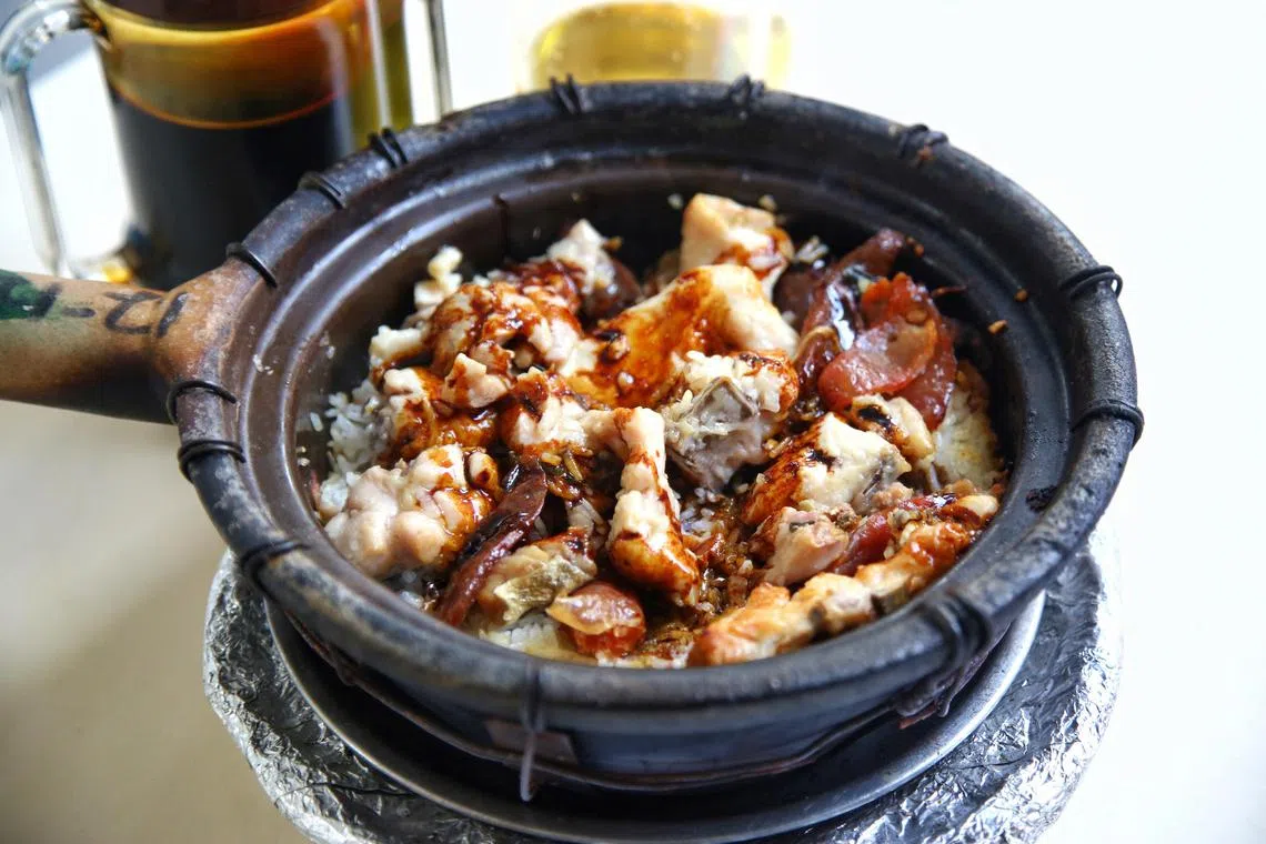新鸿运瓦煲饭，炭香四溢且带焦脆锅巴。（特约陈福洲摄）