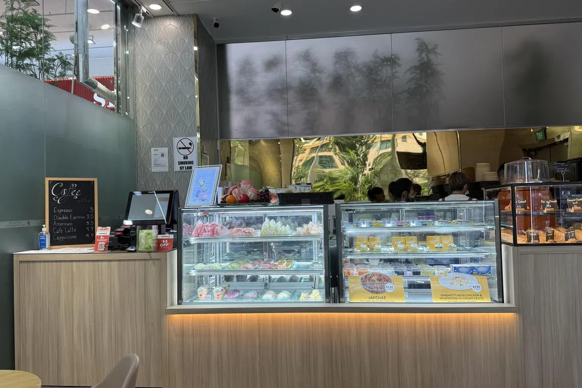 花店旁边的咖啡馆有多种果汁、水果和面包。（陈映蓁摄）