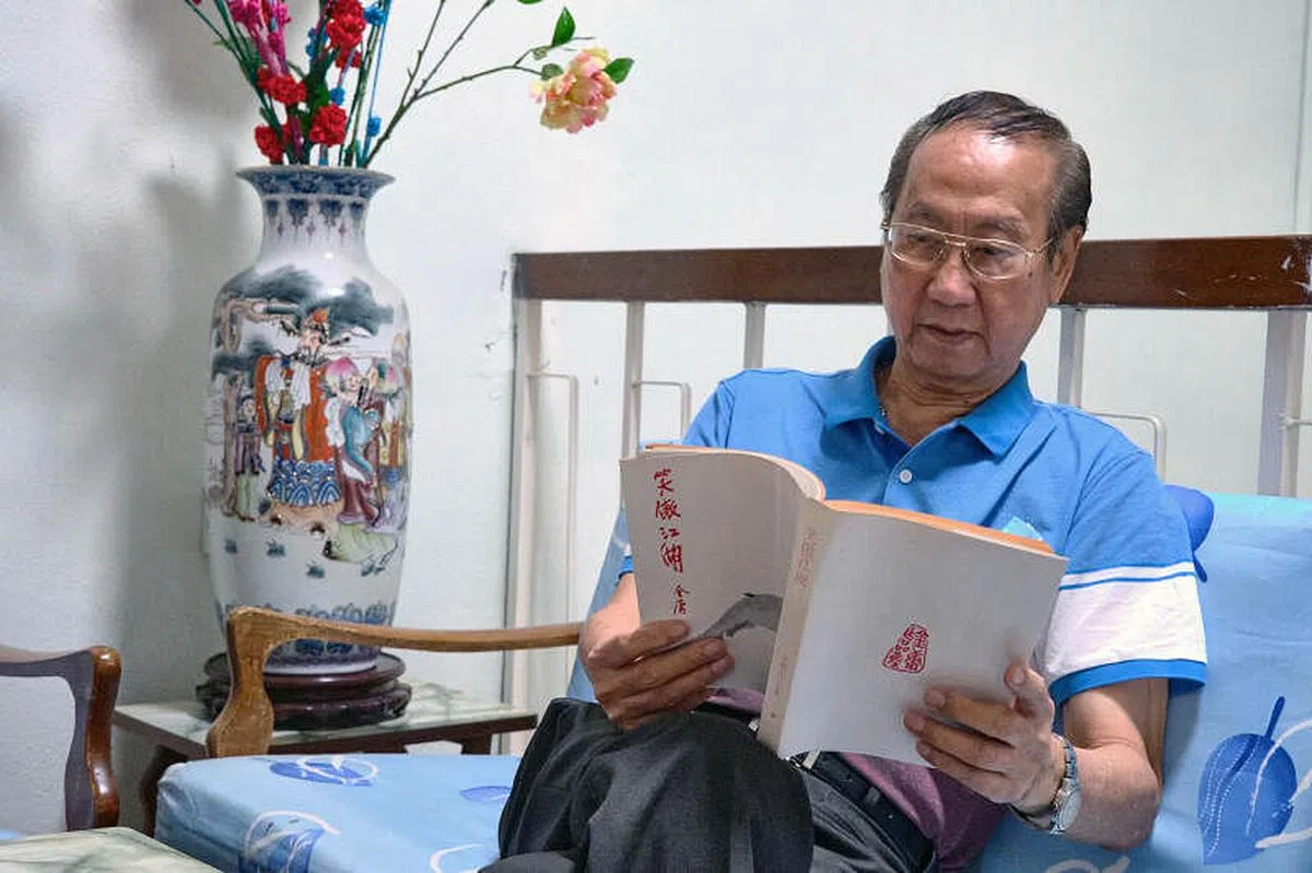 林福利享受退休生活，重看金庸武侠小说。