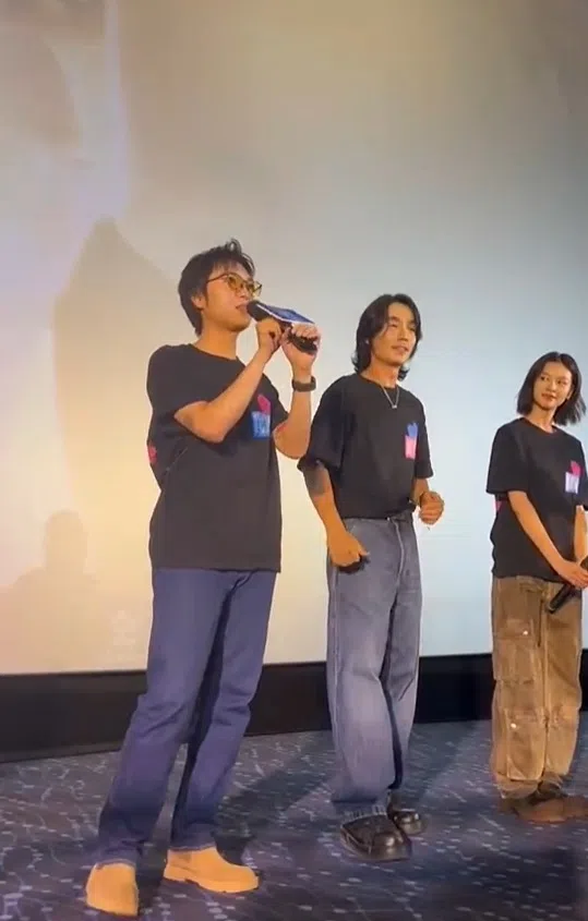 《负负得正》导演温仕培（左一）则在12日在试映会现场公开道歉。（微博截图）