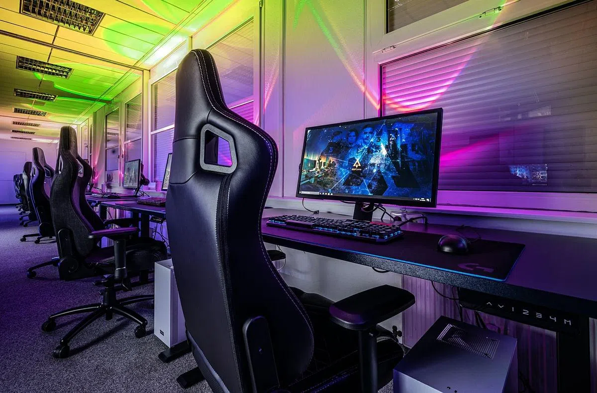 电竞椅是专为打电玩人士设计，一般备有高椅背。（图/Unsplash）
