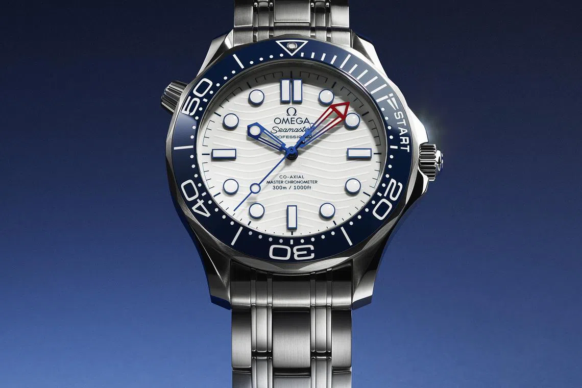 为庆祝路易威登第37届美洲杯帆船赛，欧米茄推出一款配有蓝色陶瓷单向表圈的海马系列300米美洲杯42毫米精钢潜水表。（欧米茄提供）