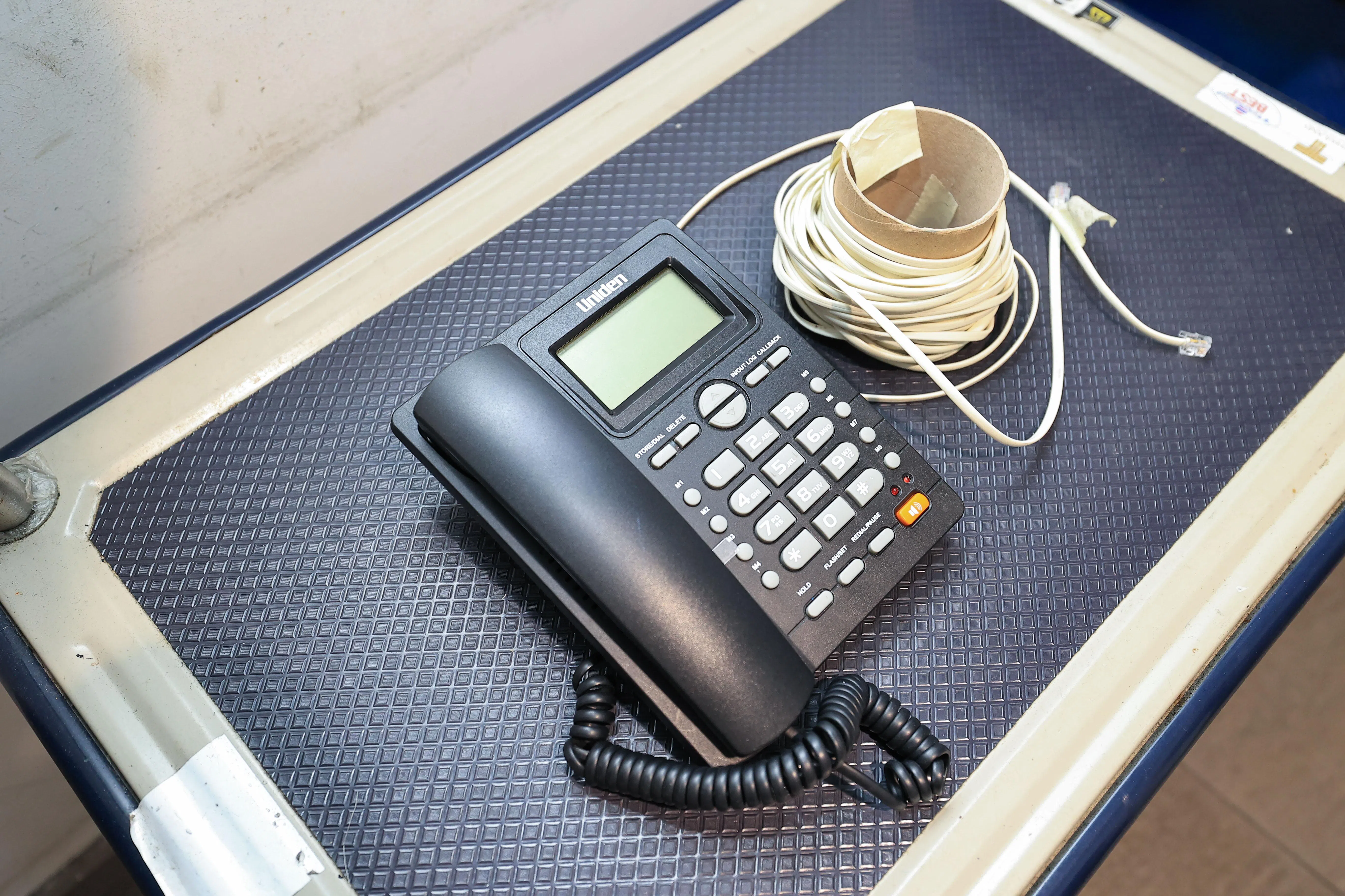 国家法院以往的安排是关押所人员将一个有数米长电话线的电话放在推车上，推到不同关押室前让被告人使用。不过，曾有人不配合，如时间到了还继续交谈等，导致其他人无法使用电话，进而影响其他人的时间。（吴先邦摄）