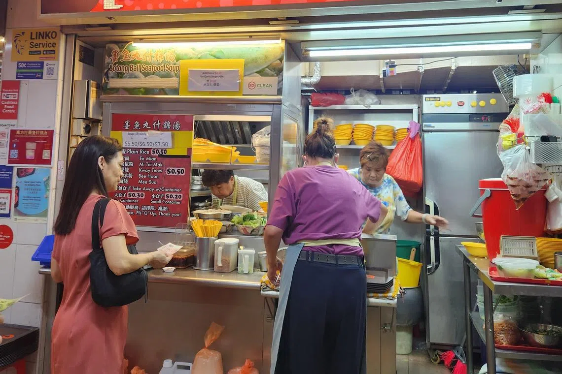 三姐妹经营的东方红墨鱼丸什锦汤，在芳林熟食中心一角。（陈爱薇摄）