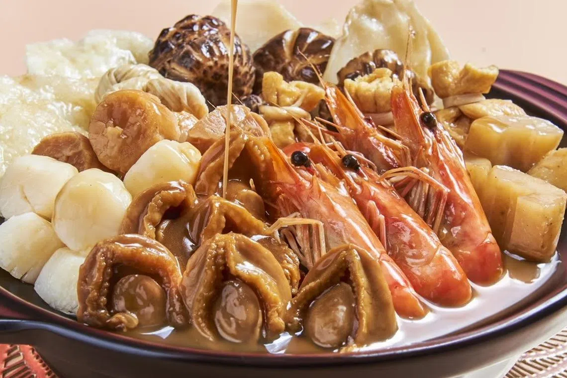 店小二的聚宝盆菜食材丰富。（餐馆提供）