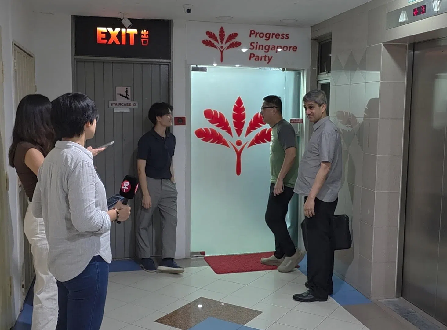 因婚外情辞去国会议席和退出工人党的阿裕尼集选区前议员贝理安（右一）也现身前进党总部，出席了当晚会议。（梁麒麟摄）