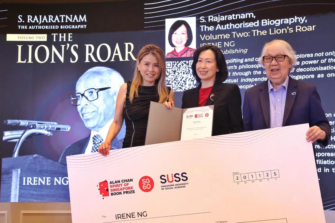 曾繁如女儿曾彩文（左起）、伍碧虹、许通美在书籍奖颁奖典礼合影留念。（特约陈福洲摄）