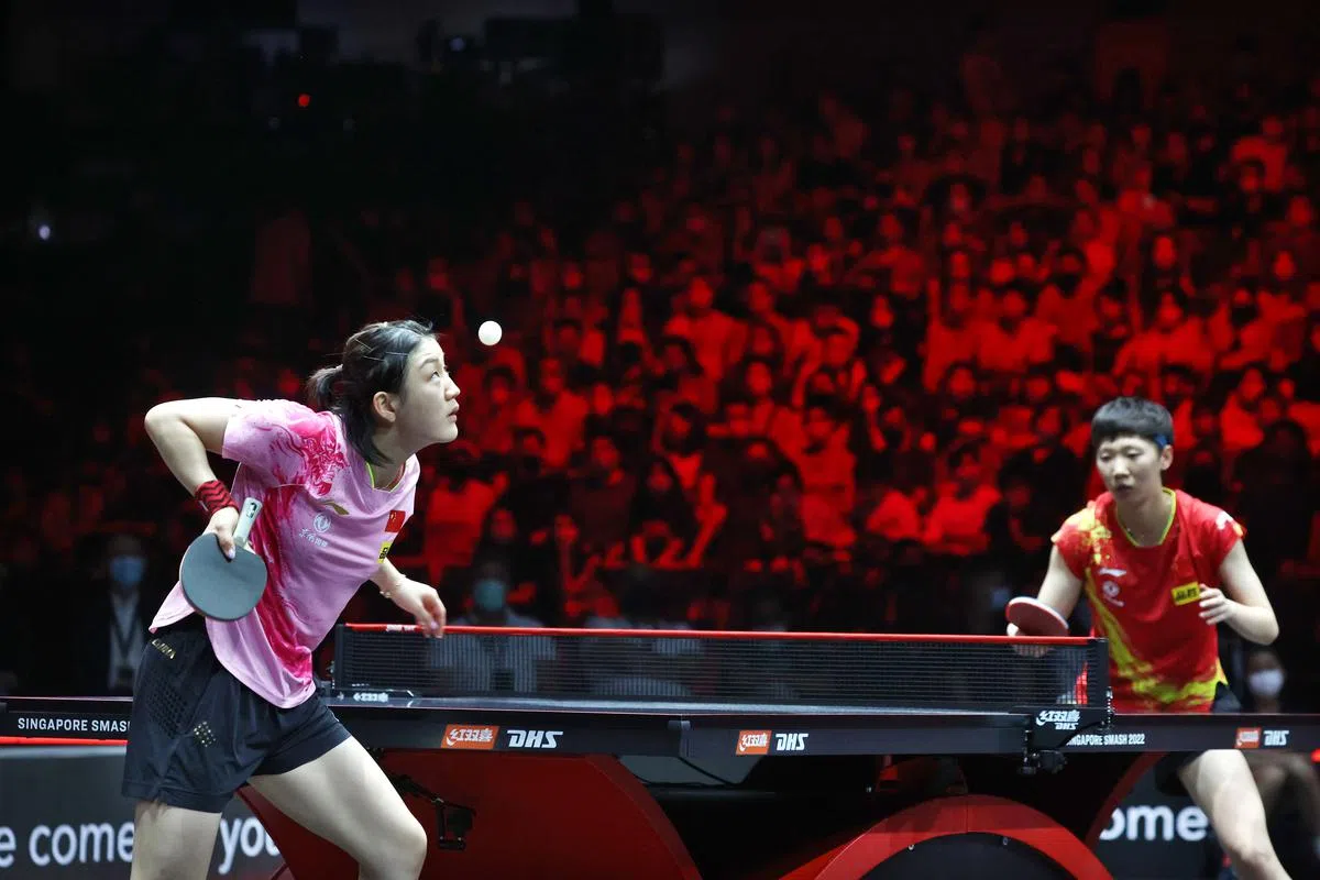 中国女将陈梦（左）与王曼昱的这场战役是奥运冠军和世锦赛冠军之战，两人激战到最后一局才分出胜负。29岁的陈梦也凭借这站比赛的积分重回世界第一宝座，还锁定了一个杭州亚运会单打资格，王曼昱则在积分榜上超越日本的伊藤美诚，来到世界第三。（邝启聪摄）